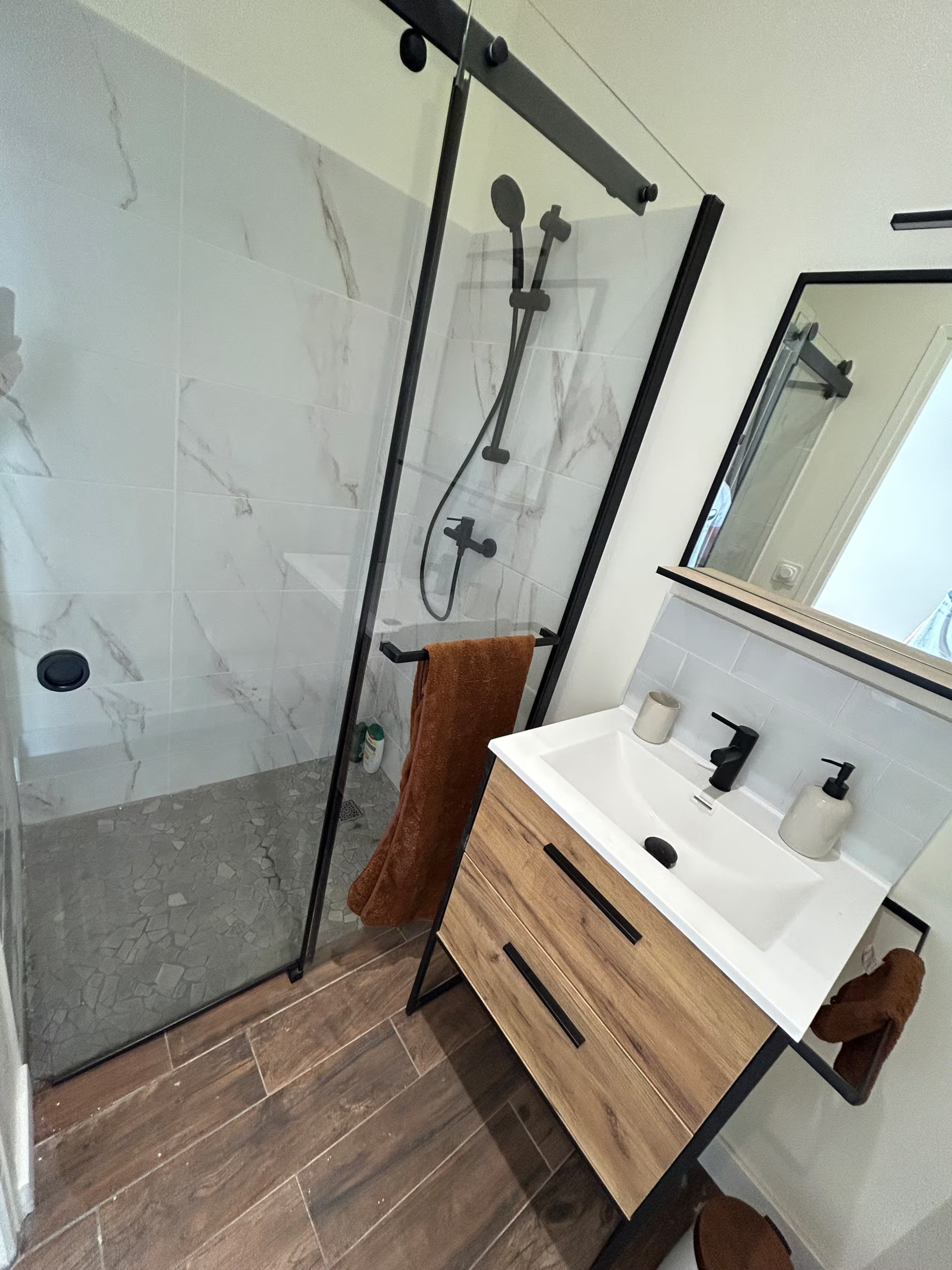 Salle d'eau avec douche à l'italienne